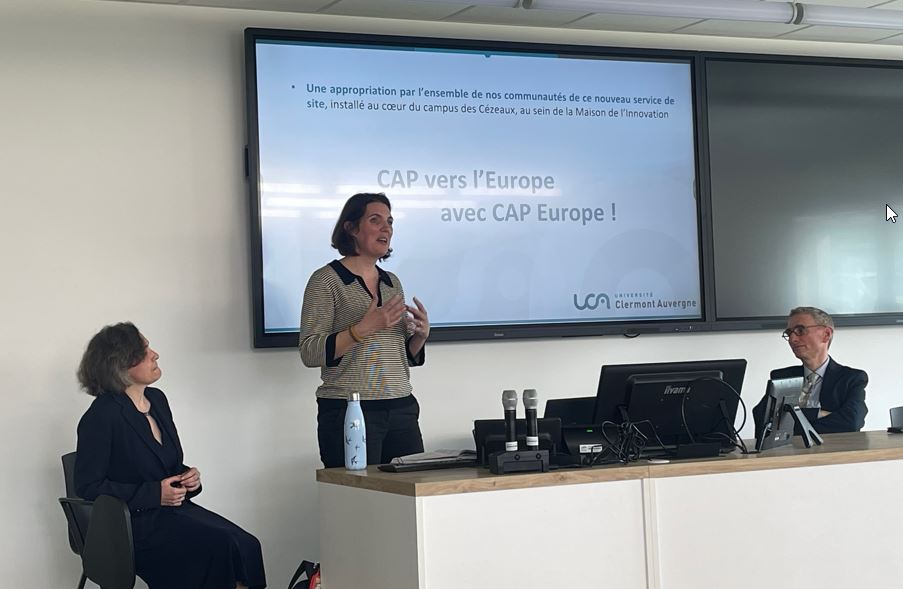 De gauche �� droite : Marie-Elisabeth Baudoin - Vice-pr��sidente strat��gie internationale et europ��enne, H��l��ne Mazaleyrat - Directrice de CAP Europe, Mathias Bernard - Pr��sident de l'Universit�� Clermont Auvergne 