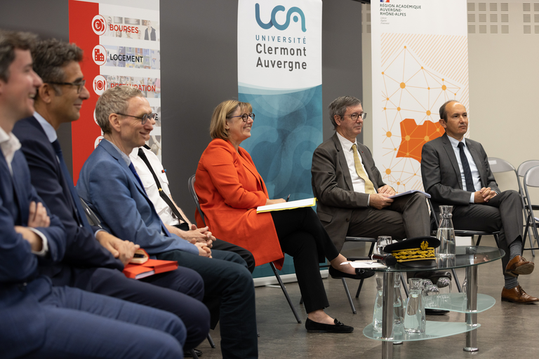 La ministre de l'ESR ��tait en visite �� l��UCA. Elle a particip�� �� la restitution de la concertation territoriale sur la vie ��tudiante dans le cadre du CNR.