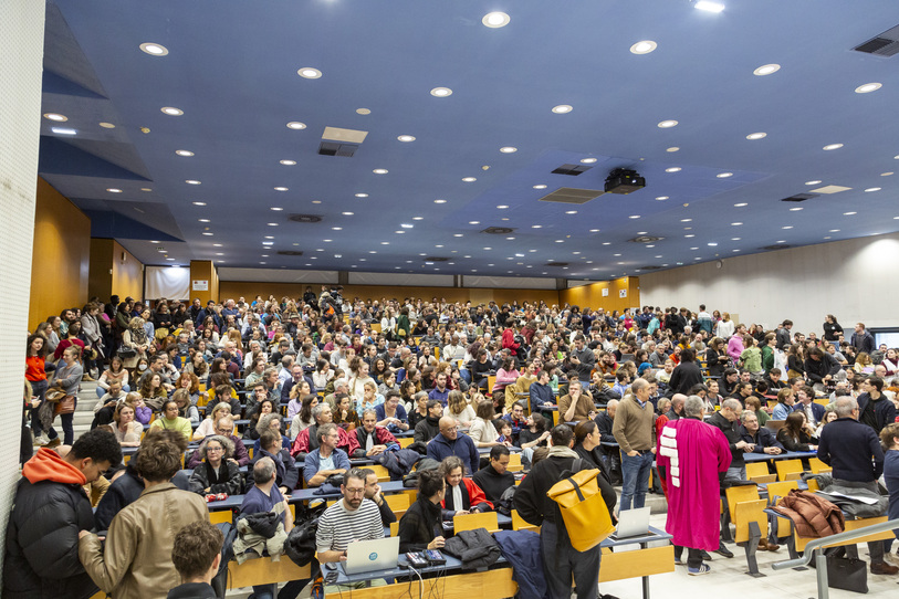 Un amphith��?tre comble avec plus de 600 participants, ��tudiants et personnels, rejoints par une diffusion en direct sur les sites territoriaux de l'UCA, tous unis dans cette mobilisation