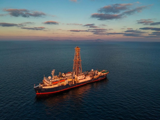 Image : Cr��dit Thomas Ronge, JRSO IODP. Le navire JOIDES Resolution avec le volcan Santorin en arri��re-plan